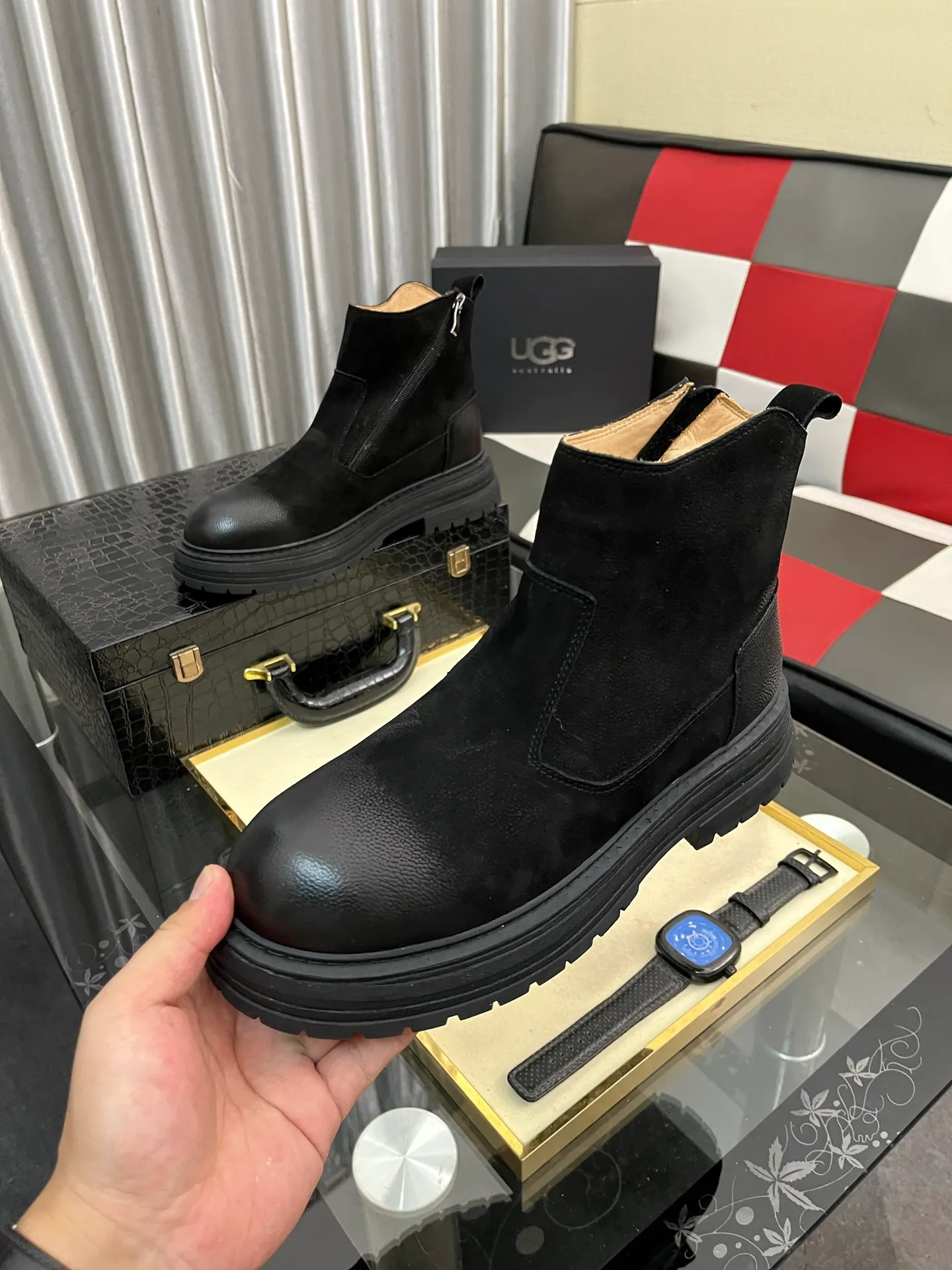 Ex-factory price: 680⌚️⌚️Thick wool imported from Australia Brand: UGG genuine purchasing agent Size: 39-44 (45 customized) Grade: Official website 1:1 Material: First layer of genuine leather waterproof and antifreeze upper Real wool lining Original non-slip and wear-resistant outsole Style category: Men's casual shoes Trendy style Comfortable on the feet Color: Official website color synchronization